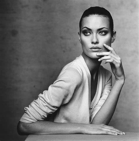 how old is shalom harlow.